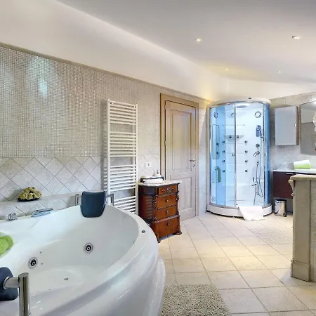 Villa Luxurious In With Pool And Jacuzzi Pomer